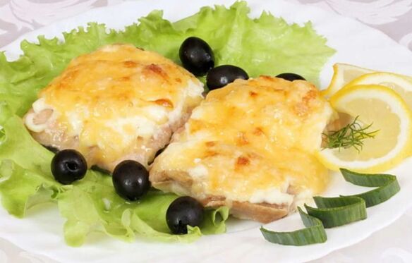 Το ψητό ψάρι με τυρί είναι ένα νόστιμο και υγιεινό πιάτο στο μενού της μεσογειακής διατροφής. 
