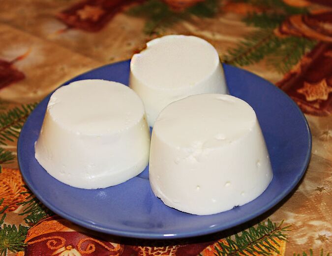 Το ζελέ τυρόπηγμα είναι ένα νόστιμο επιδόρπιο στο μενού της δίαιτας Dukan
